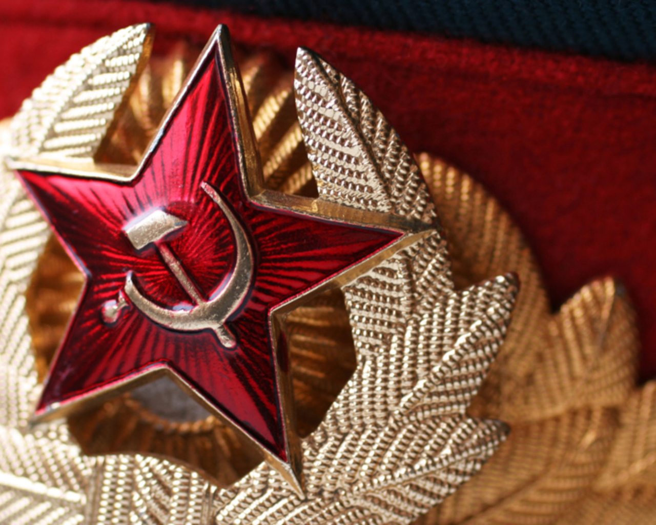 Красная звезда с серпом и молотом на фуражке 