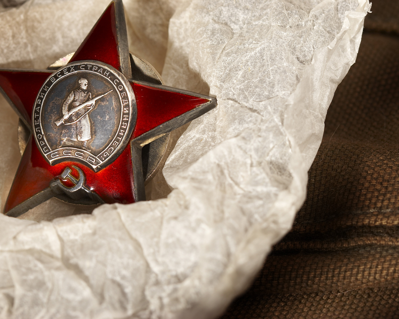 Значок со звездой лежит на бумаге 