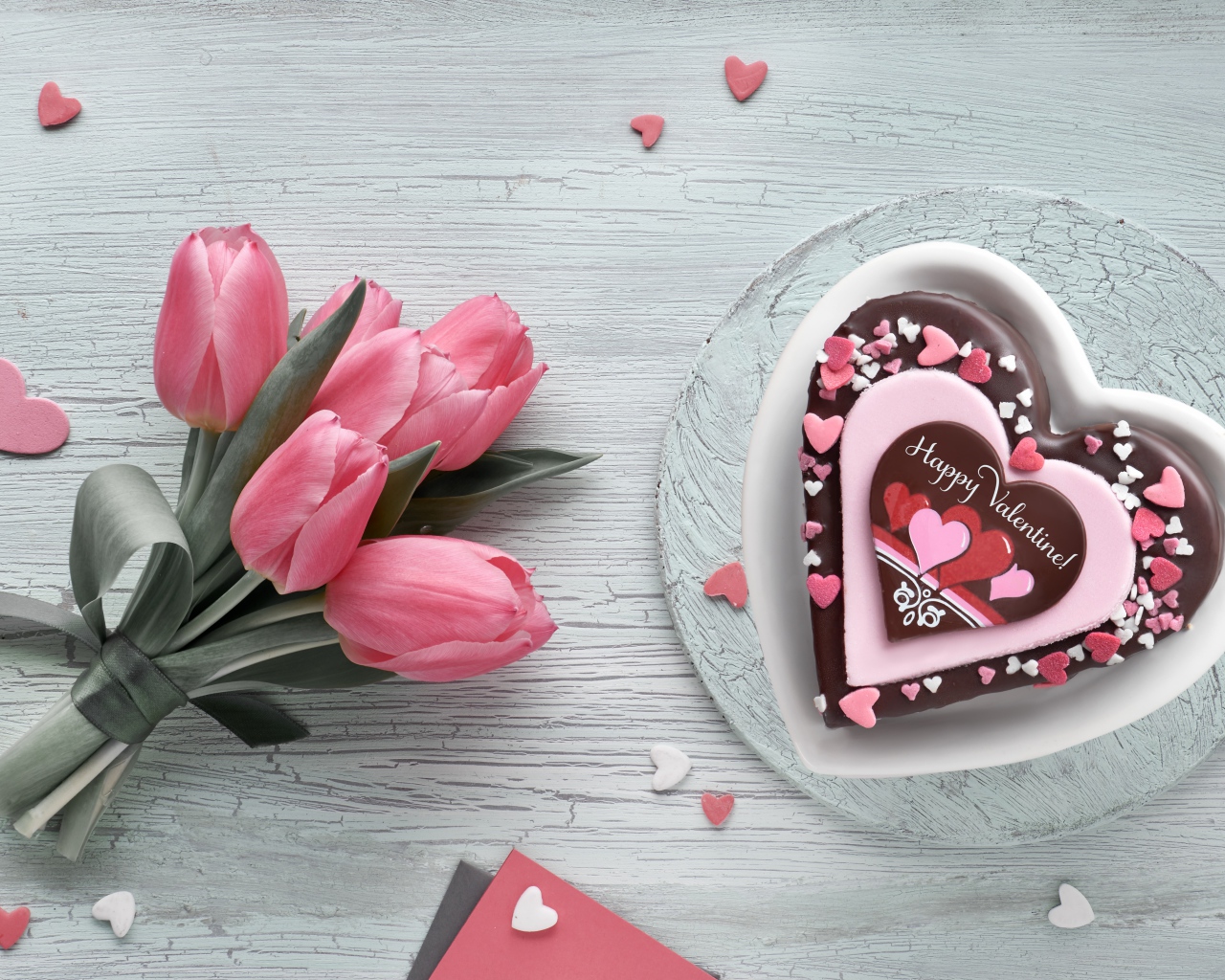 Пирожное и букет розовых тюльпанов для любимой на 14 февраля