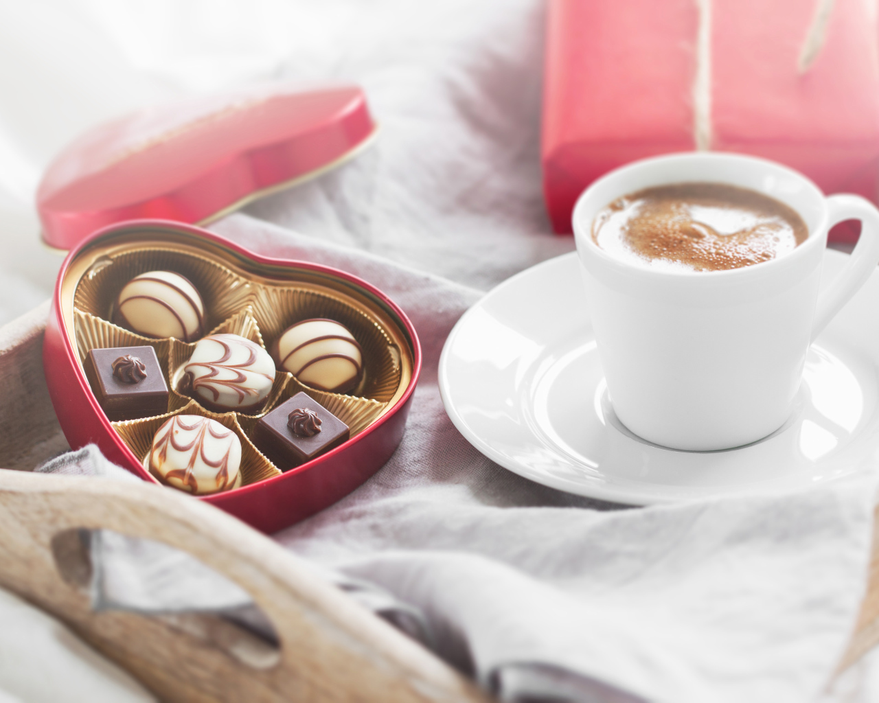 Чашка кофе и коробка конфет для любимой на 14 февраля 