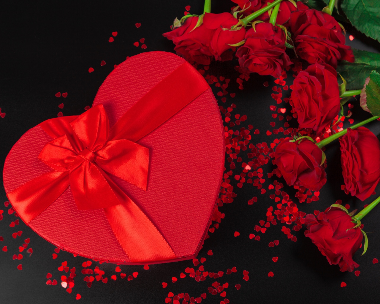 Большой подарок в форме сердца с букетом роз для любимой 