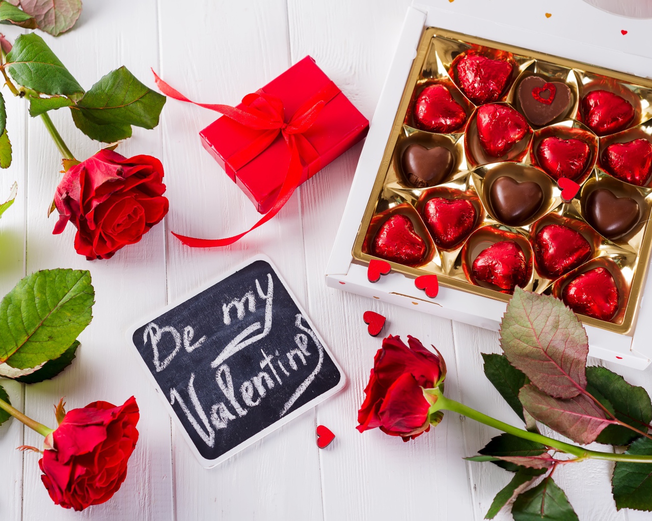 Коробка конфет с цветами розы и подарком на День Святого Валентина