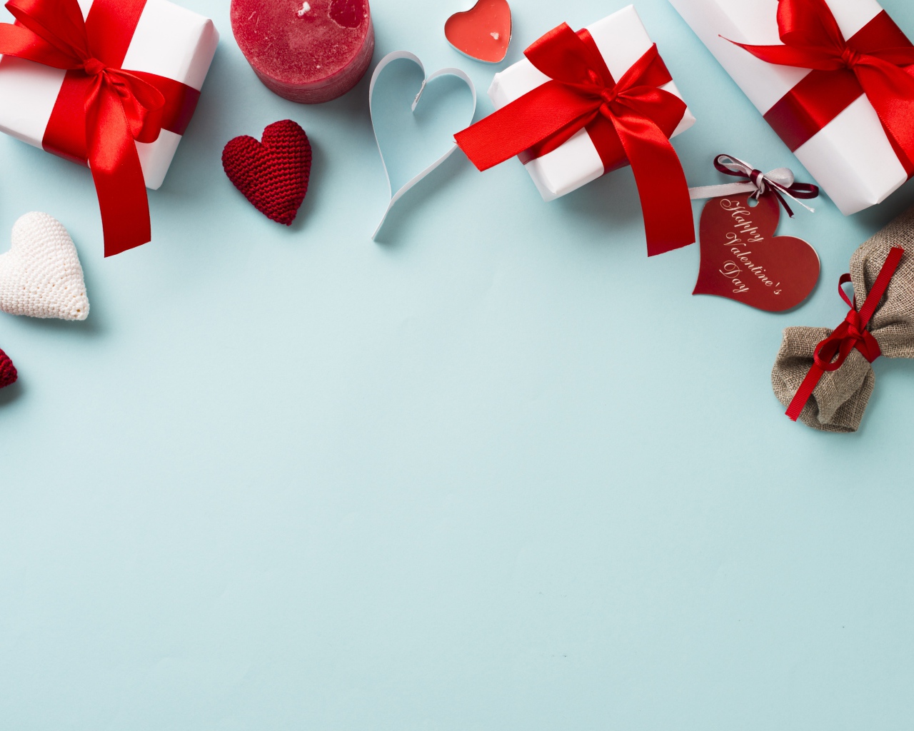Подарки и сердечки на голубом фоне, шаблон для открытки на День Святого Валентина