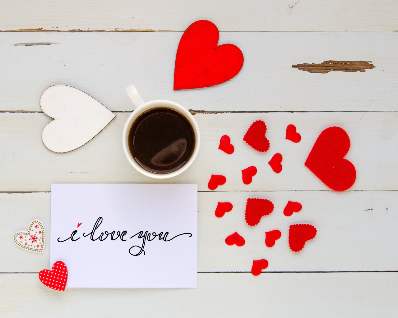 Сердечки и чашка кофе на столе для любимой на 14 февраля