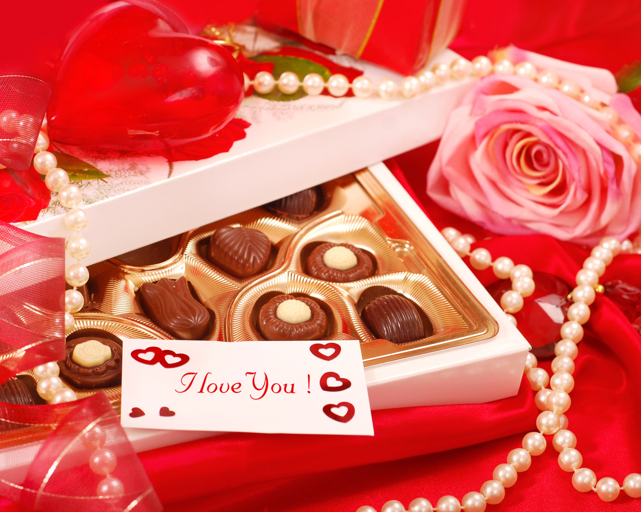 Жемчужные бусы, конфеты и роза для любимой на 14 февраля