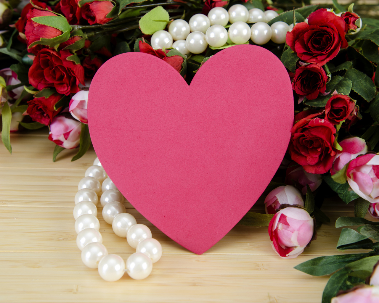 Розовое сердце, букет роз и бусы из жемчуга для любимой на день влюбленных