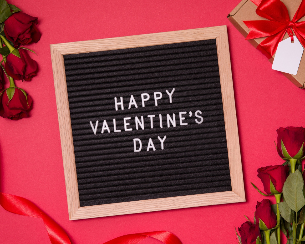 Красные розы и подарок на День Святого Валентина