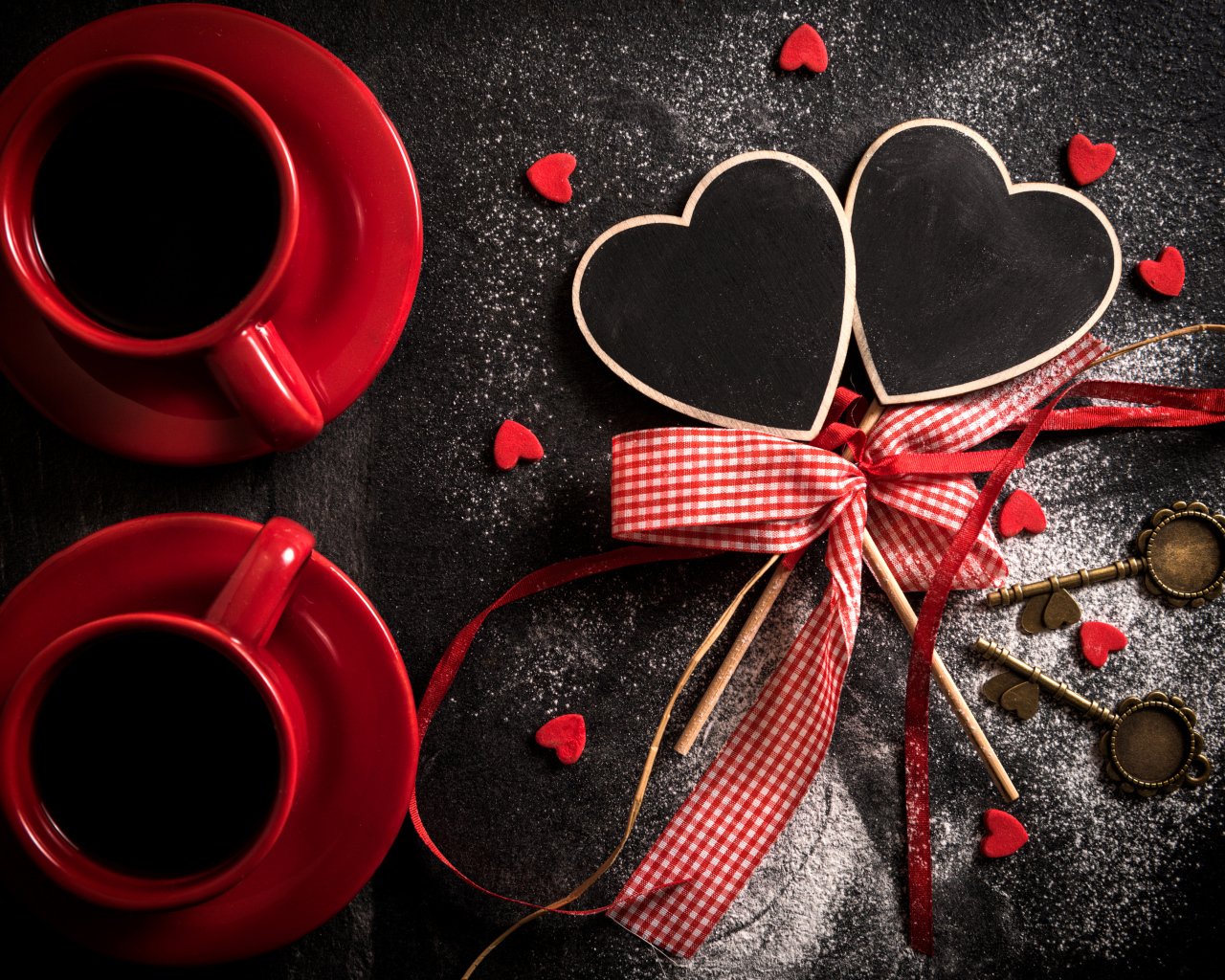 Две чашки кофе на столе с сердечками на 14 февраля 