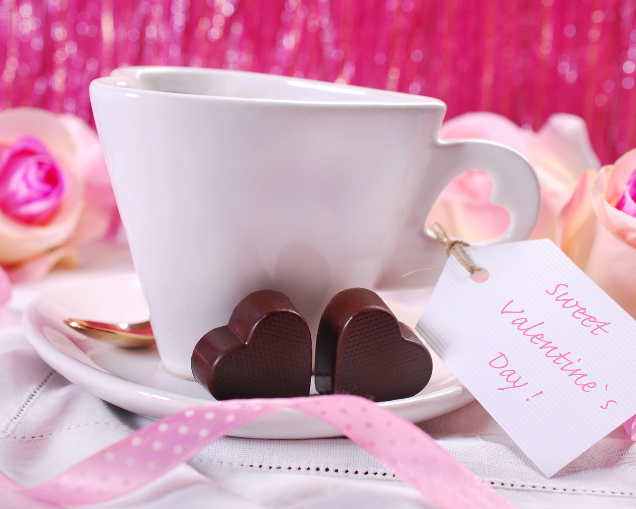 Белая чашка кофе с конфетами на День Святого Валентина 14 февраля