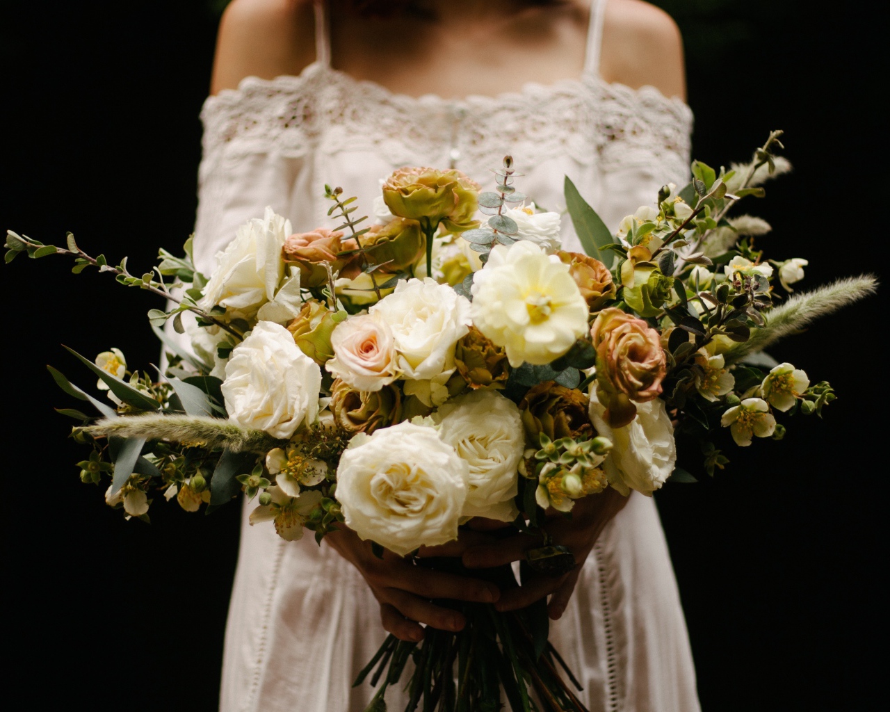 Красивый букет невесты с белыми розами в руках