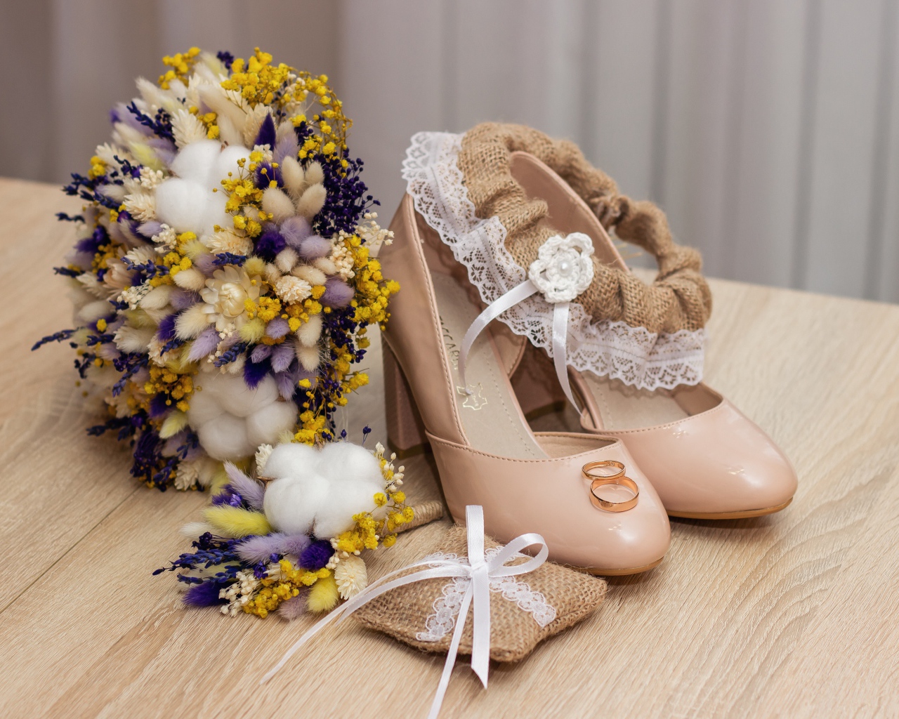 Букет цветов, туфли и обручальные кольца 