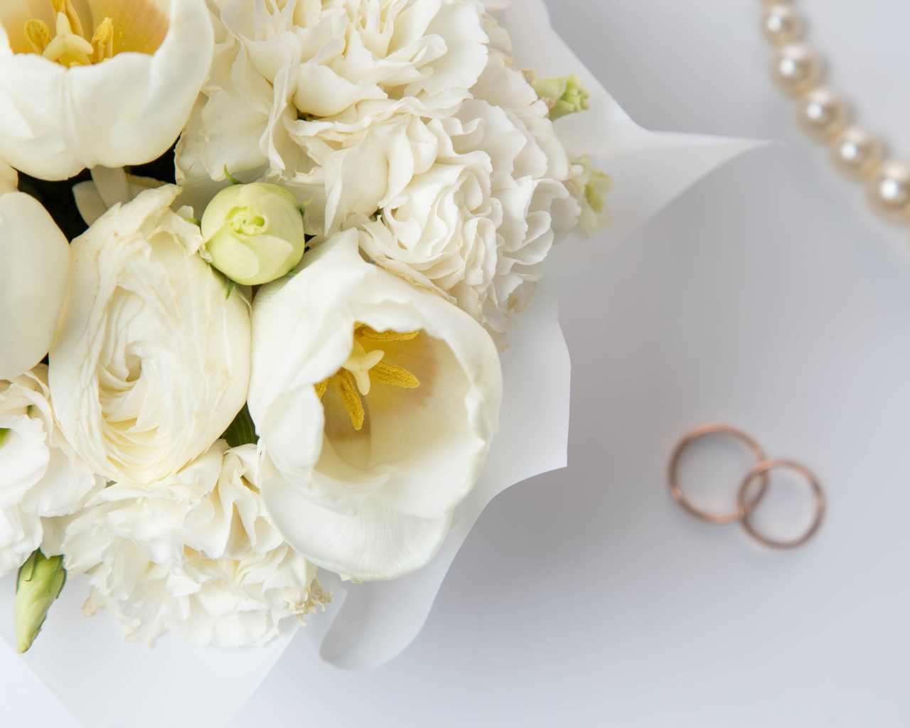 Белый свадебный букет с обручальными кольцами