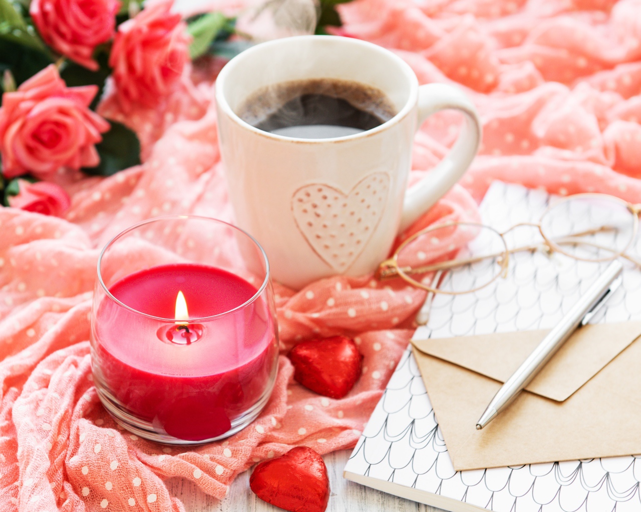 Чашка кофе, свеча, конфеты, букет роз и письмо для любимой