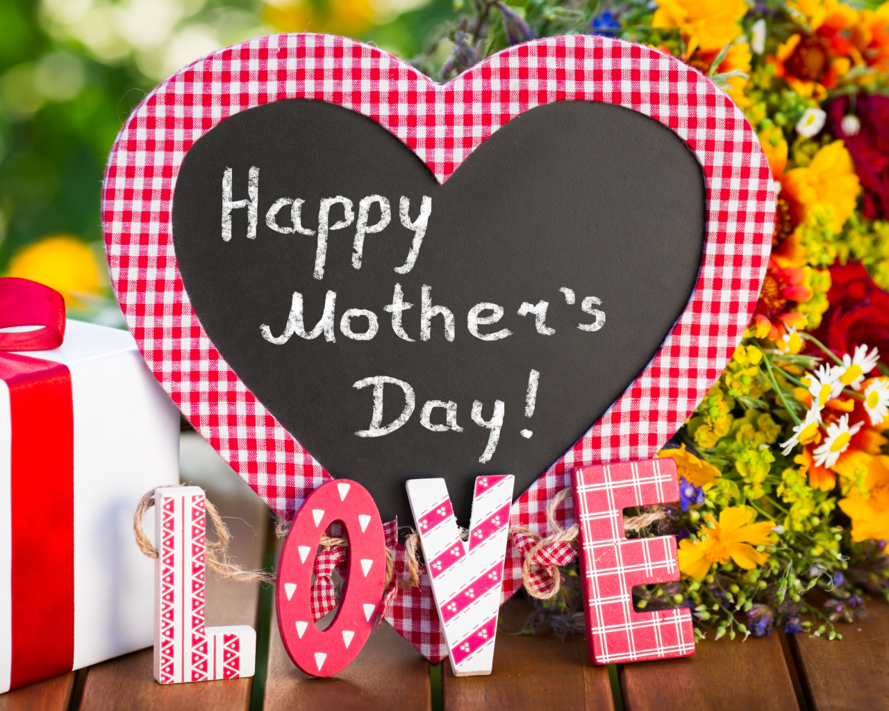 Большое сердце и надпись LOVE на день матери 