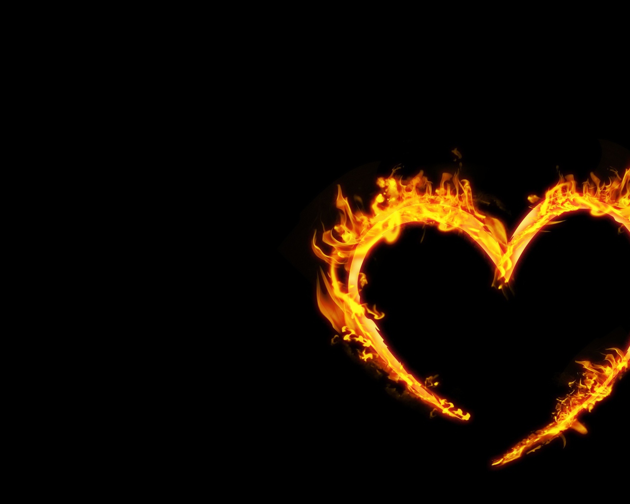 Яркое огненное сердце на черном фоне