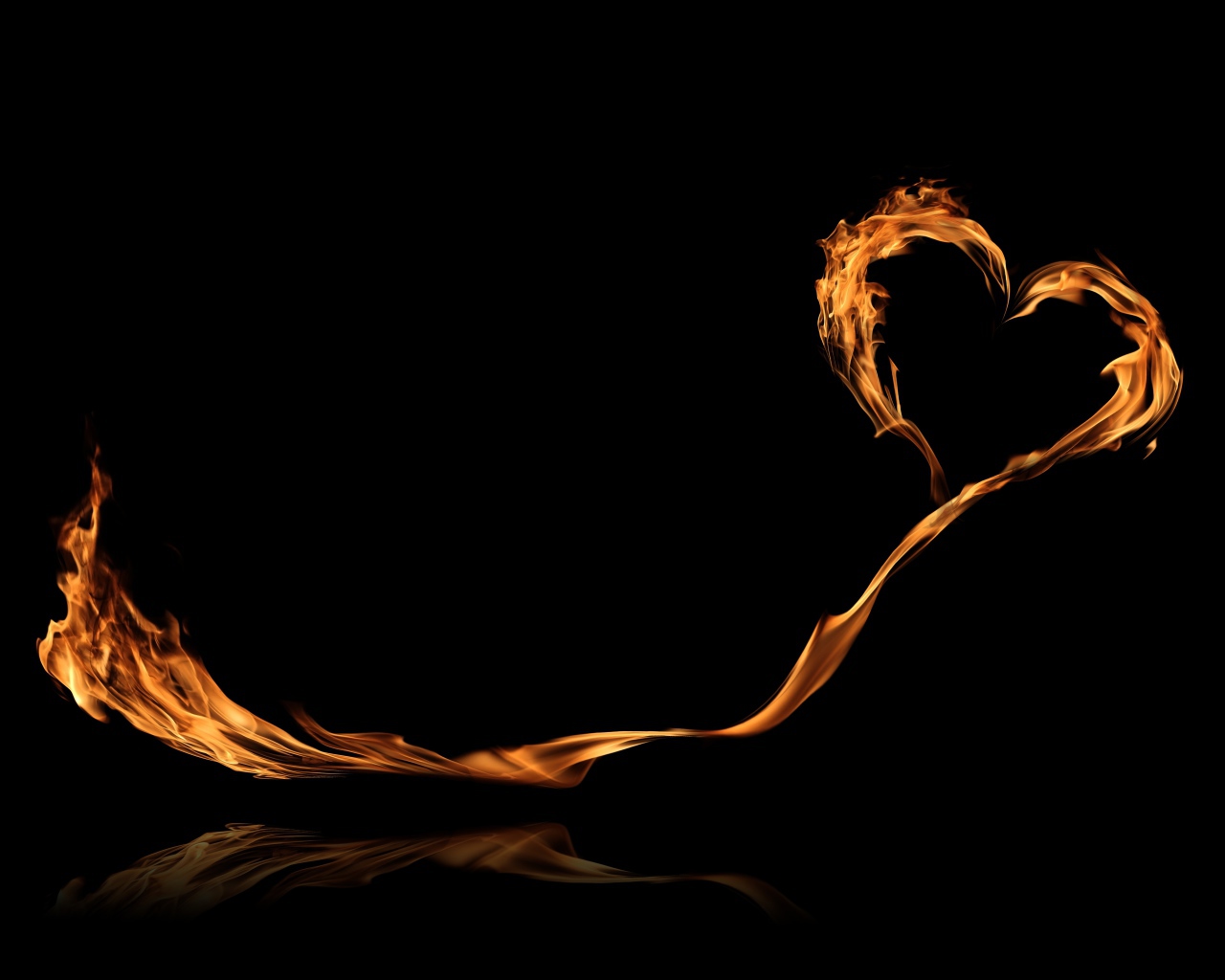Яркое огненное сердце с длинным хвостом на черном фоне