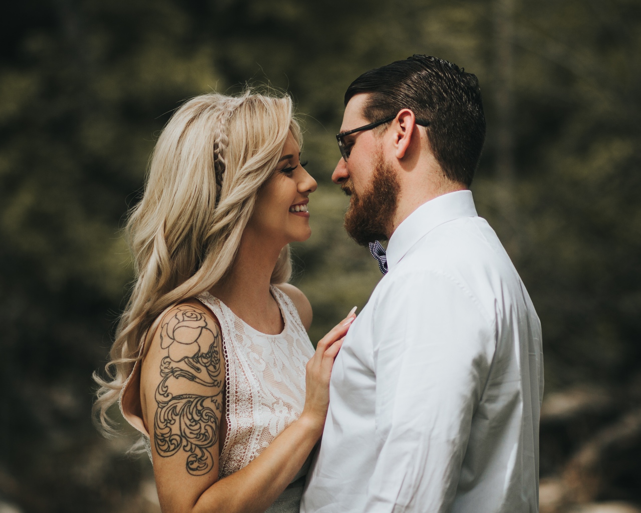 Влюбленная пара в белых нарядах 