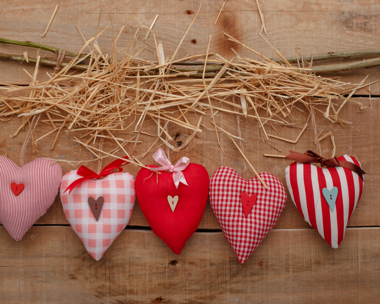 Тканевые сердечки на столе с сеном и веткой