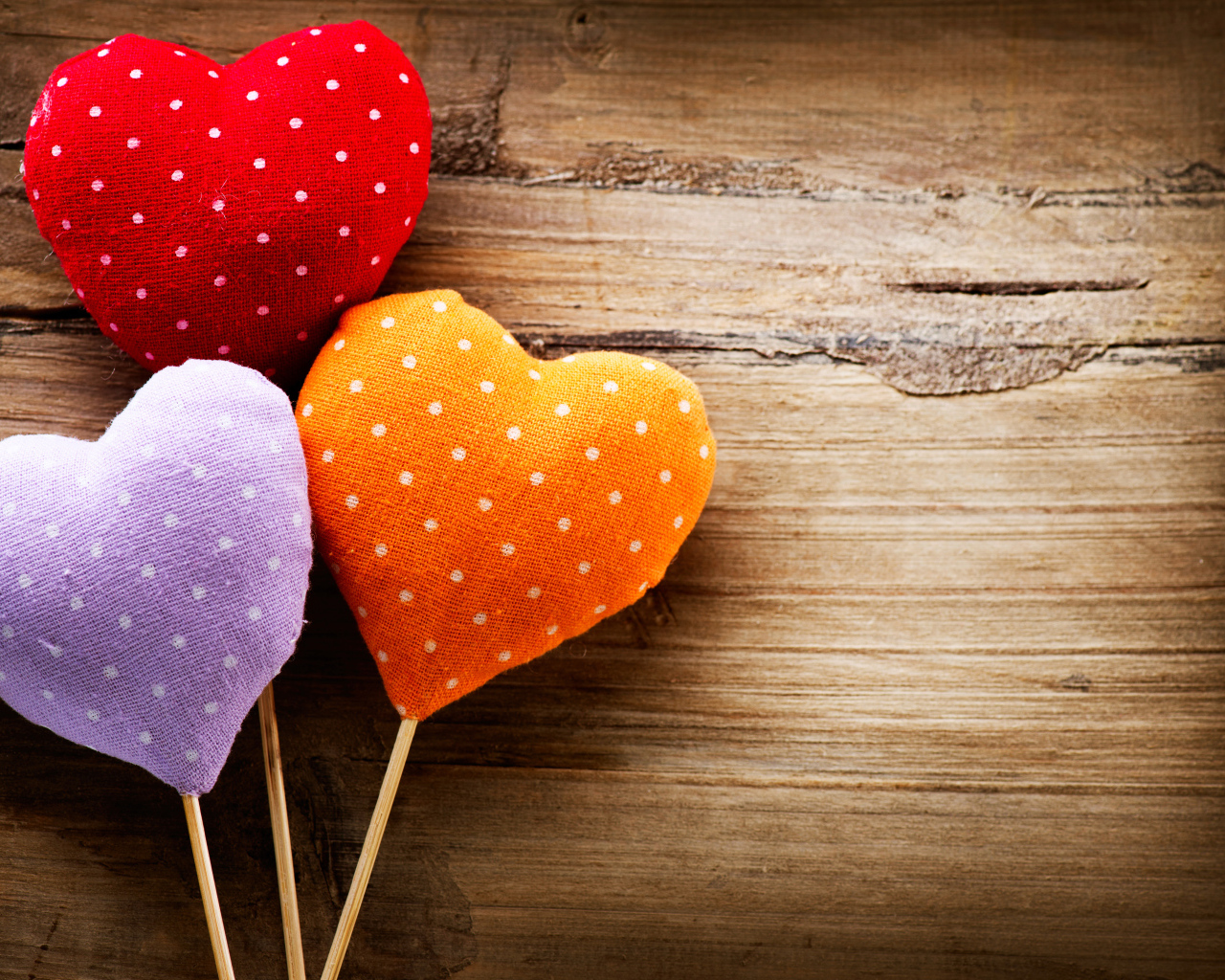 Сердечки из ткани на деревянных палочках