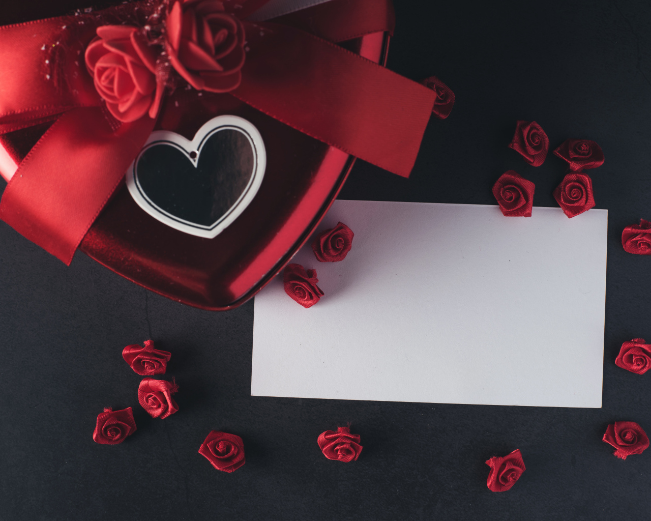 Подарочная коробка с листом бумаги и розами из ленты