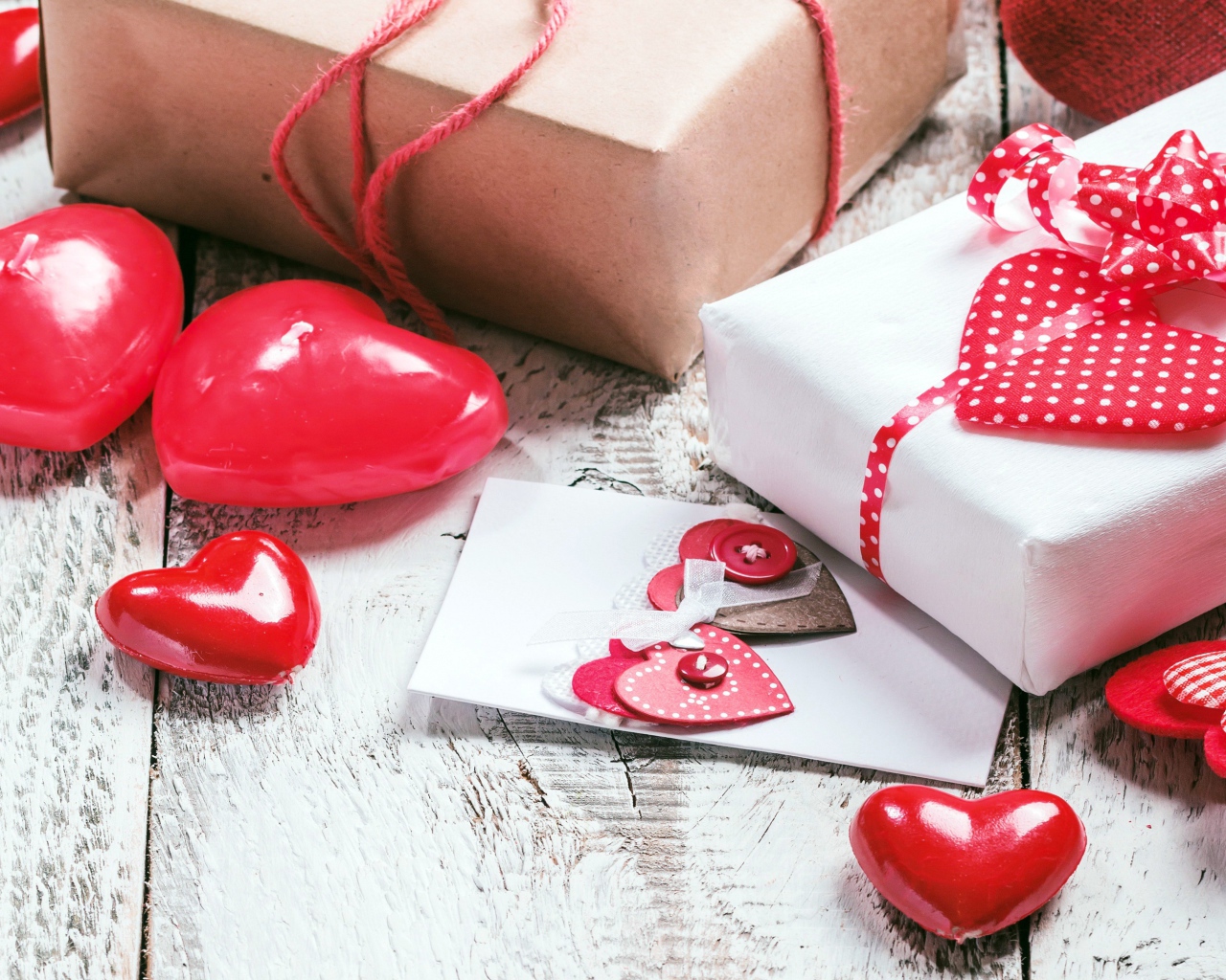 Подарки с сердечками на столе 
