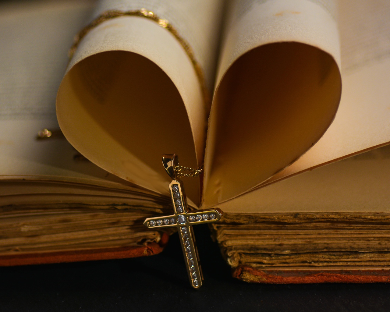 Сердце из страниц книги в золотым крестом на цепочке 