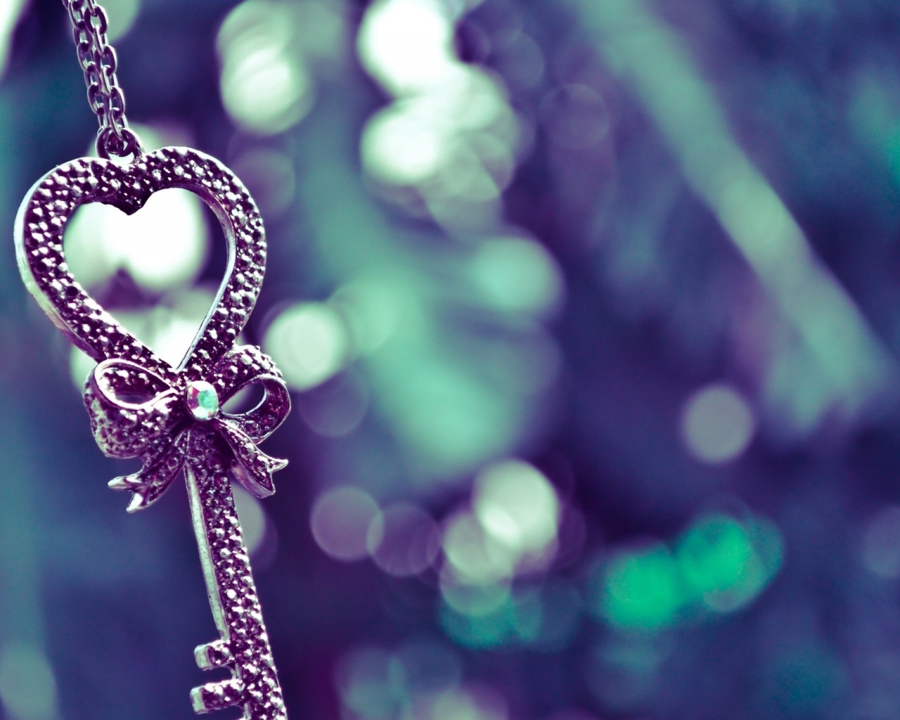 Подвеска в форме ключа с сердцем