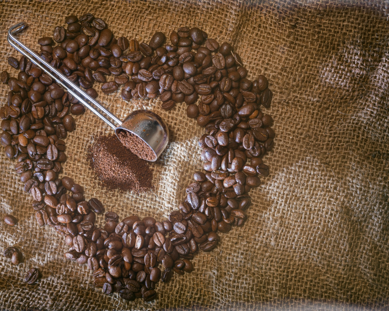 Сердце из кофейных зерен на мешке 