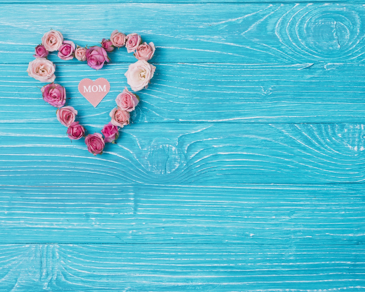 Сердце из цветом на голубом фоне для мамы