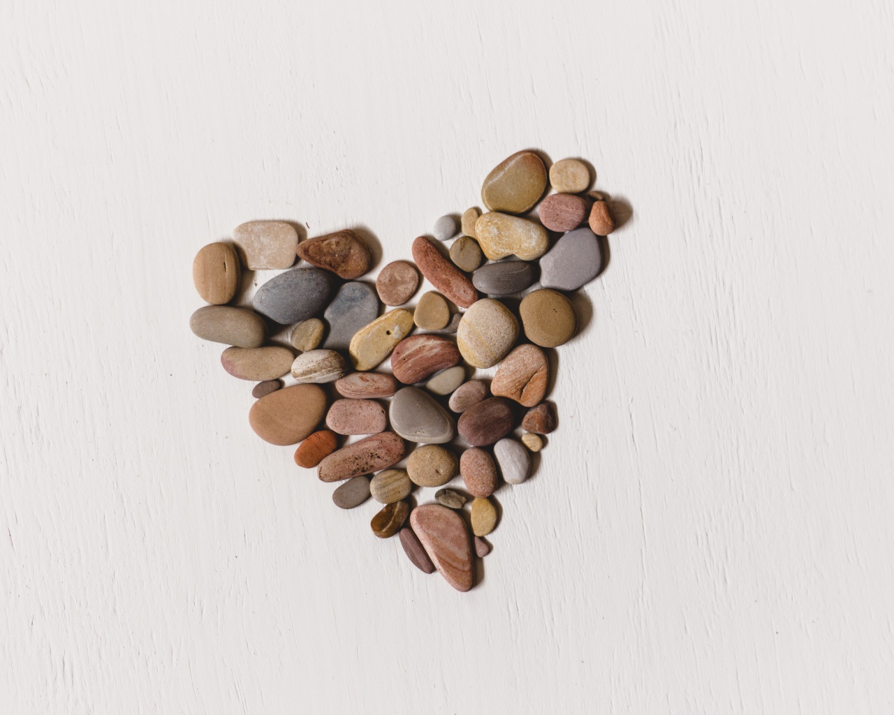 Сердце из камней на белом фоне