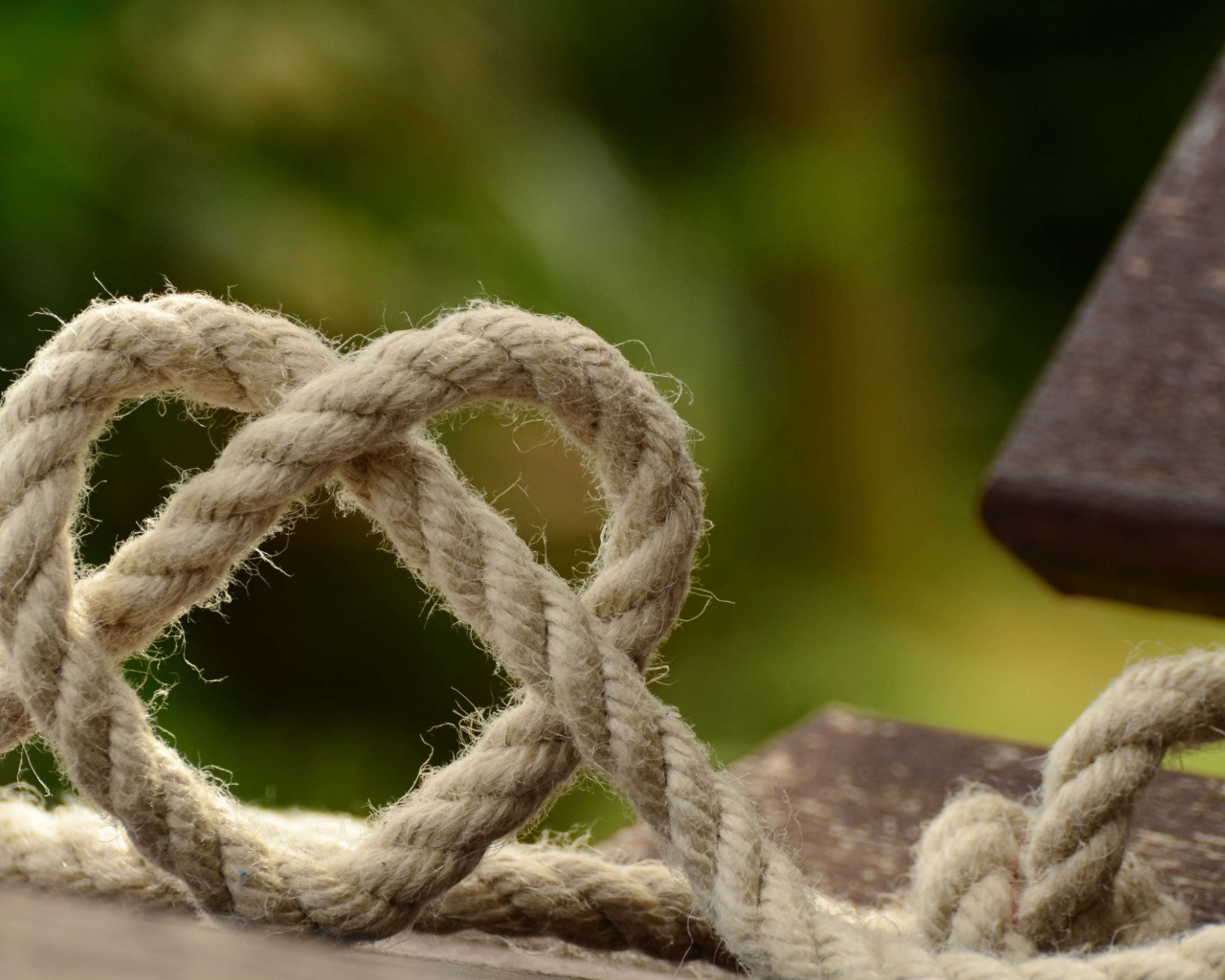 Сердце из бечевки на лавке 