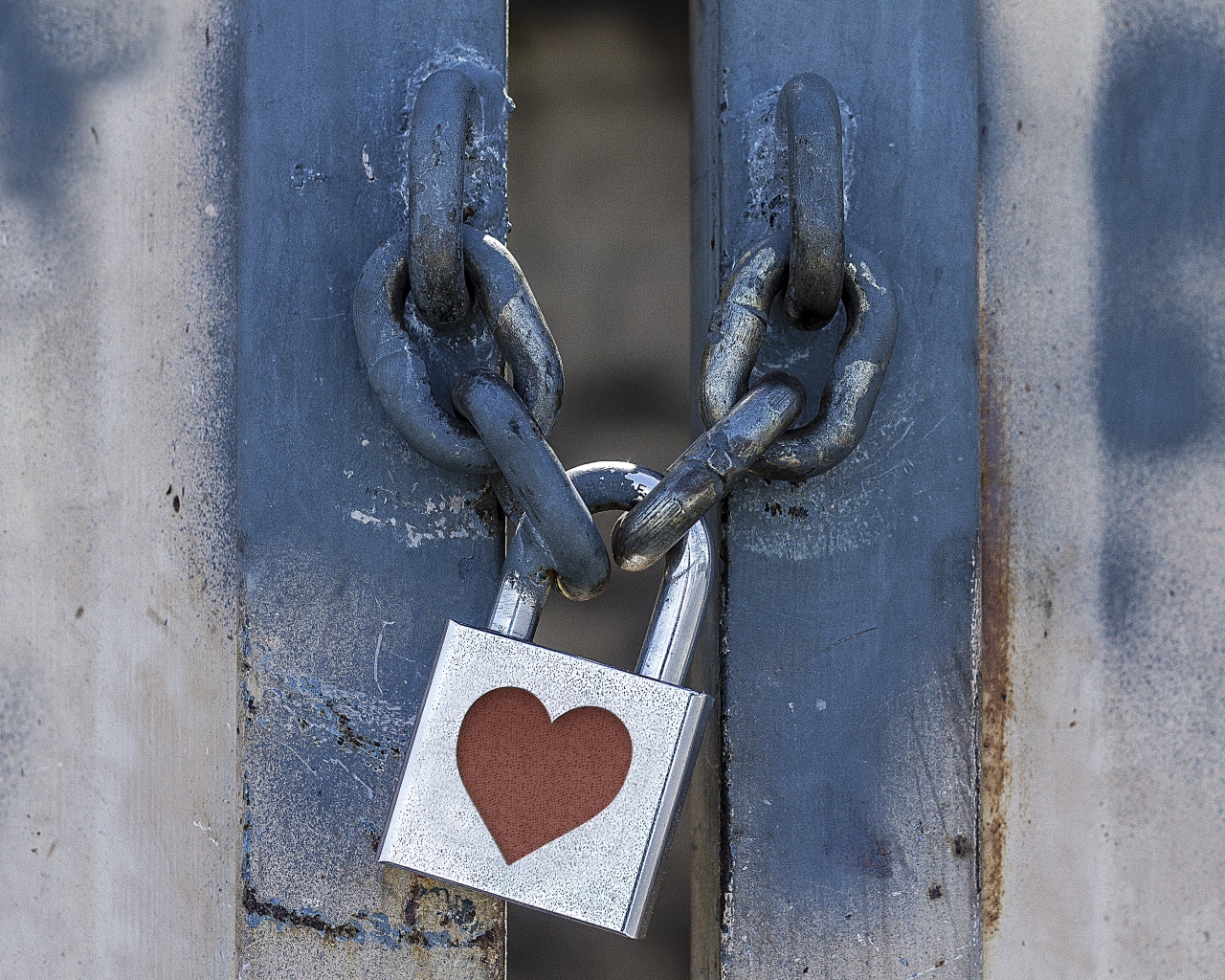 Железный замок с сердцем висит на цепи 