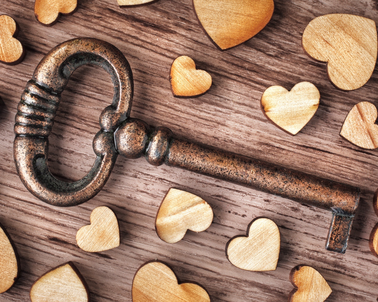 Большой железный ключ с деревянными сердечками 