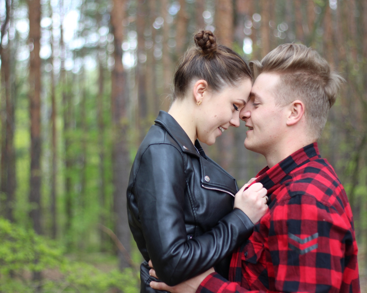 Loving couple stands in the forest