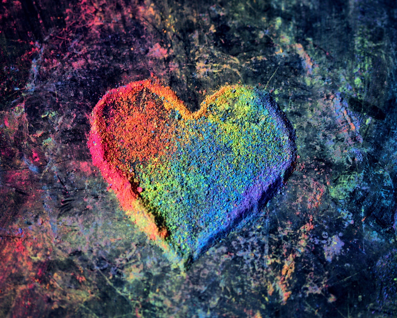 Разноцветное сердце из сухой краски на сером фоне
