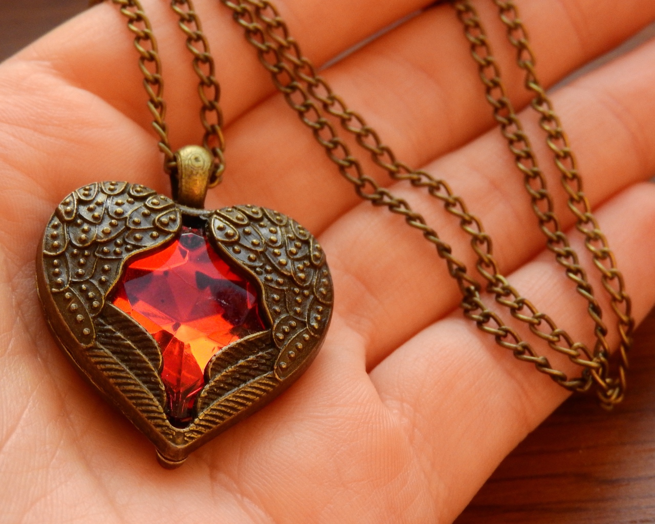 Кулон в форме сердца на ладони 