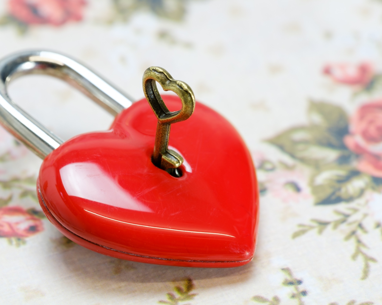 Красный замок в форме сердца с ключом