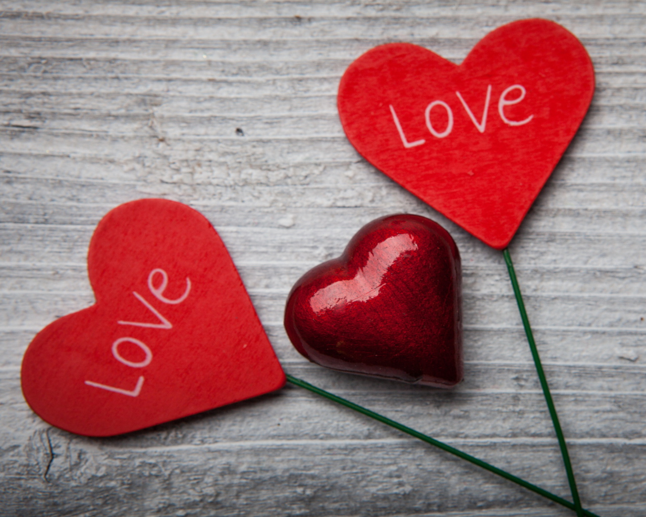 Красные сердечки на сером столе 