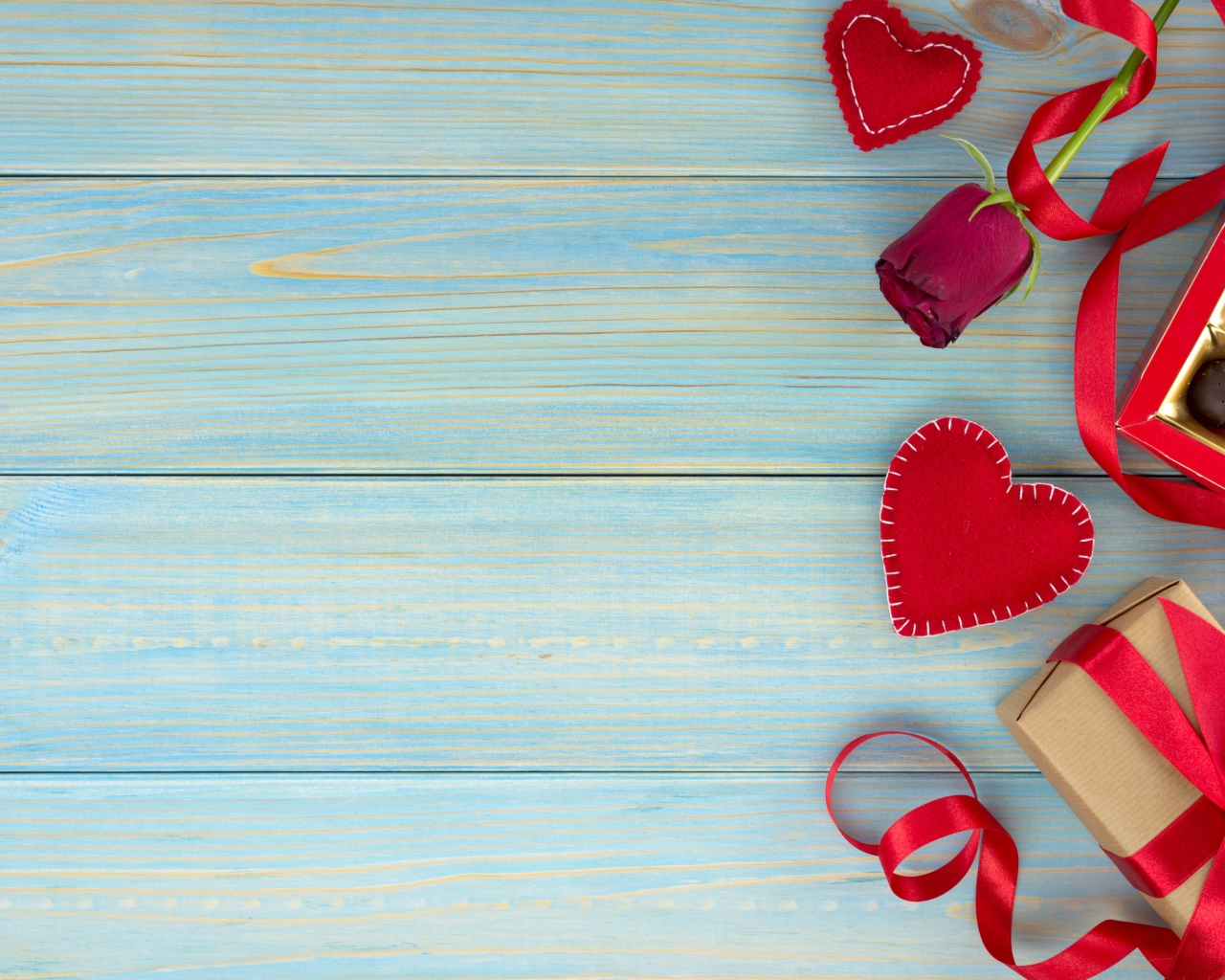Роза, подарок, сердечки и конфеты для любимой на голубом фоне