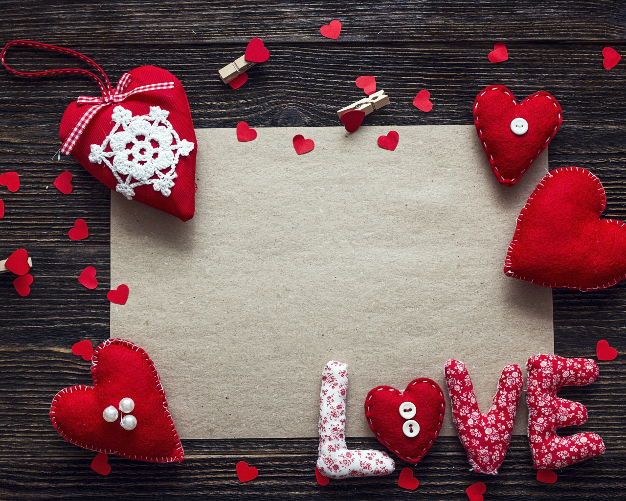 Шаблон для любовной открытки с сердечками на столе