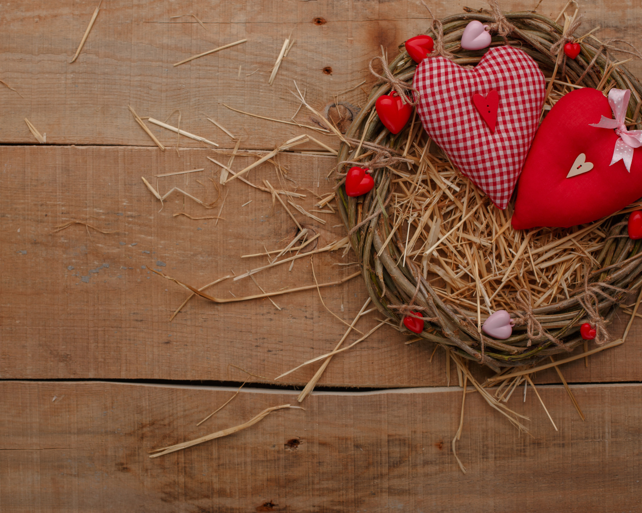 Два сердца из ткани на столе в гнезде 