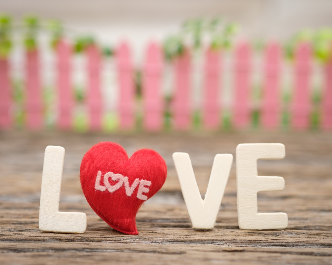 Белые буквы LOVE с красным сердечком