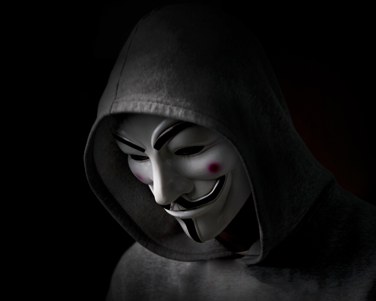 Мужчина в сером худи с маской на лице