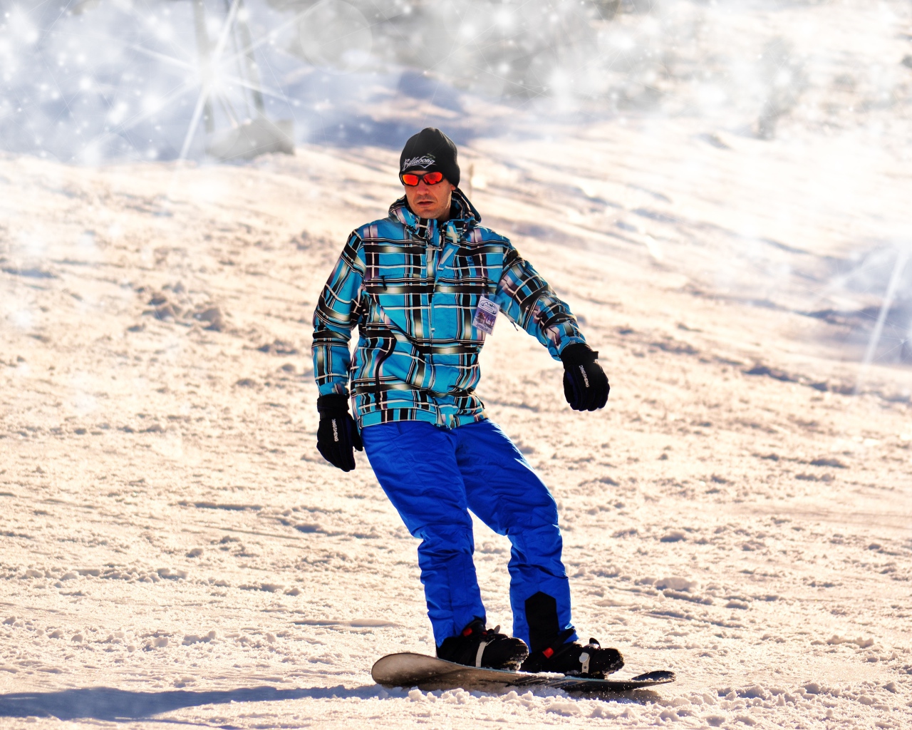 Мужчина сноубордист съезжает с горы 