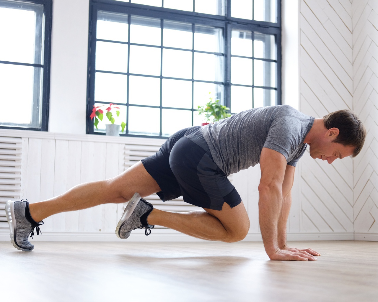 Спортивный мужчина делает упражнения в спортзале 