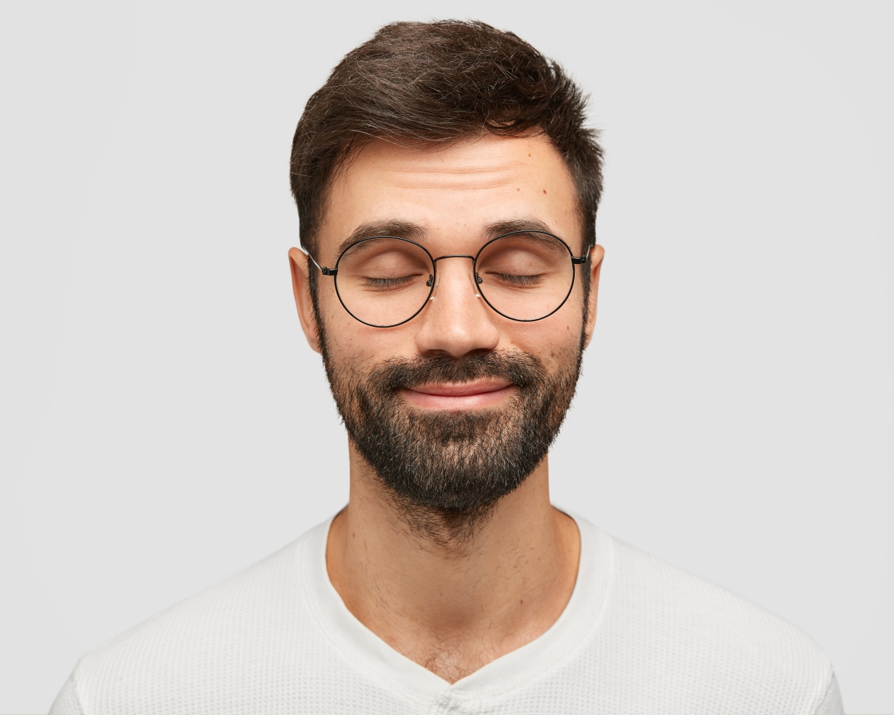 Бородатый мужчина с очками на лице 