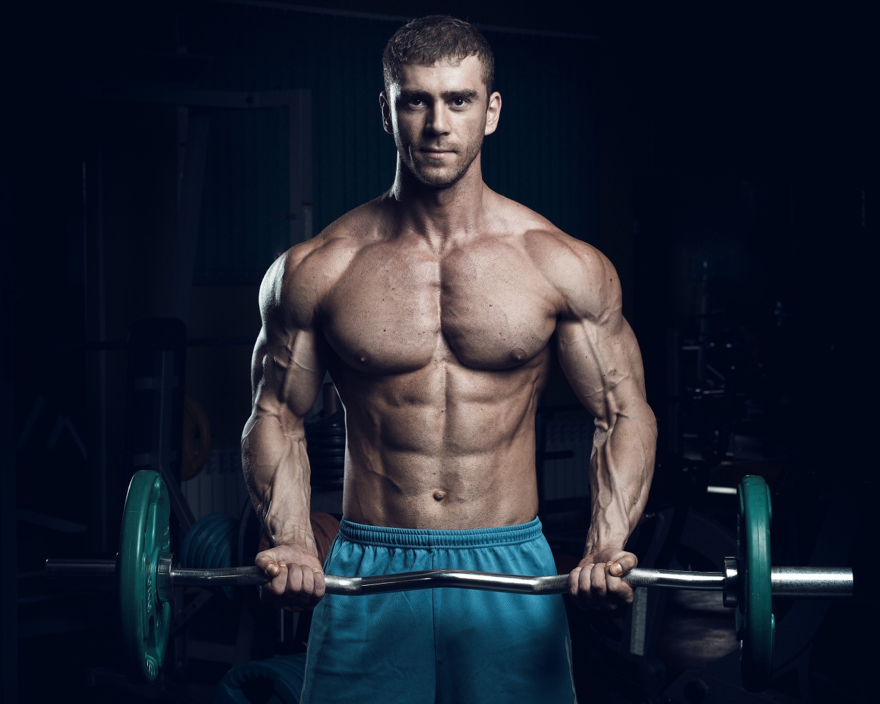 Красивый накаченный мужчина со штангой в руках 
