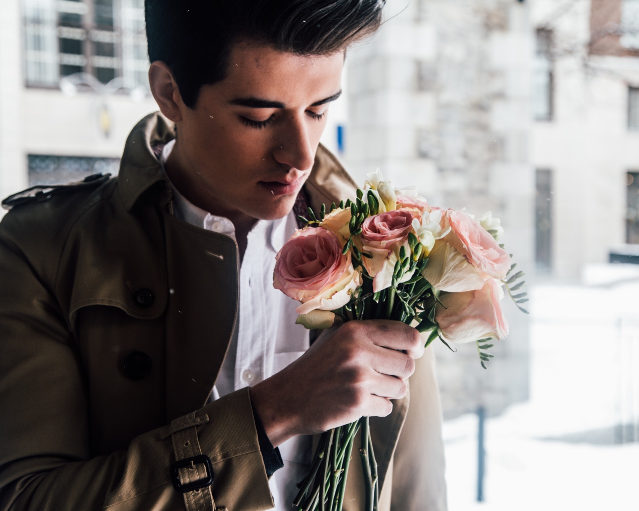 Красивый мужчина с букетом роз в руке