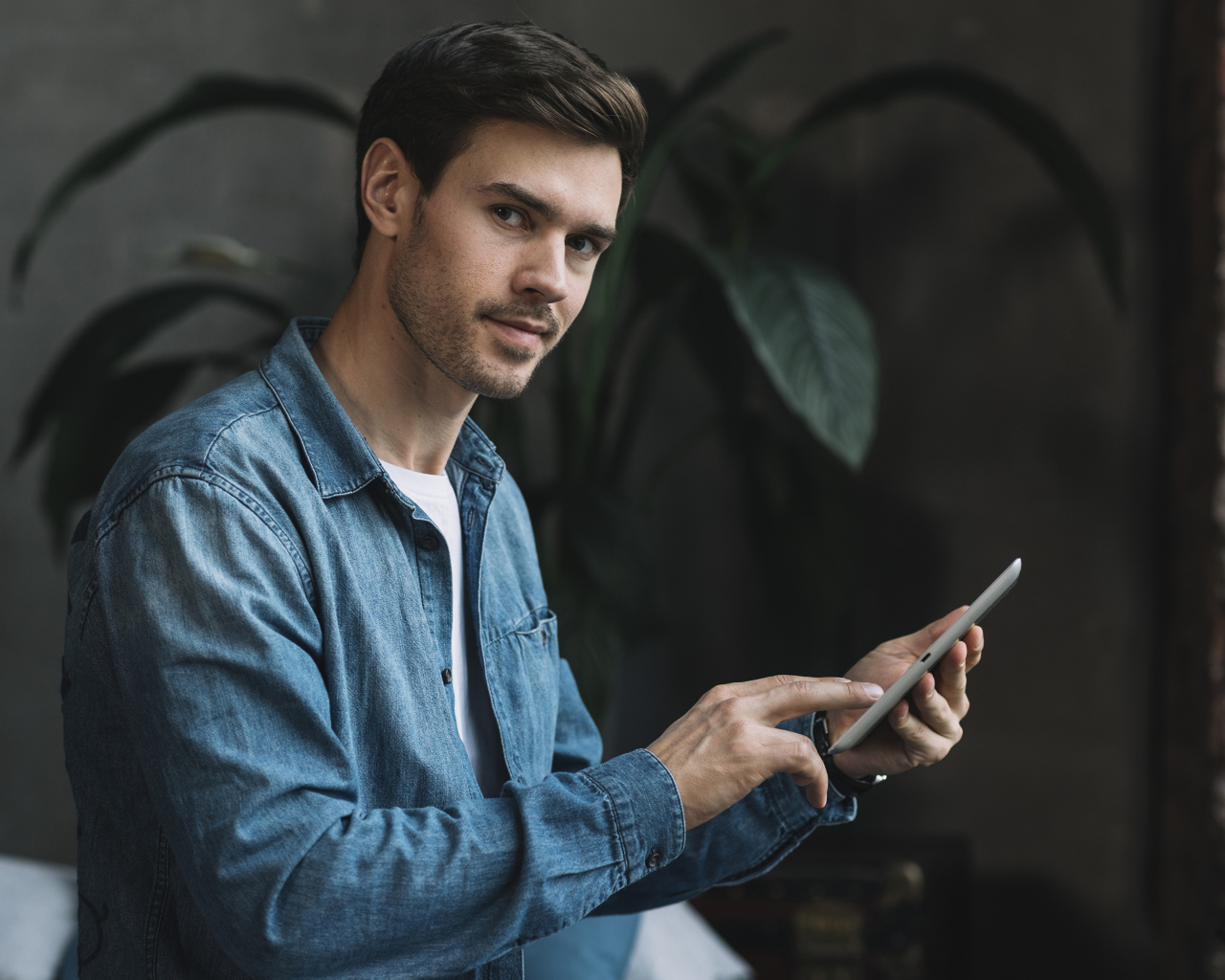 Красивый мужчина со смартфоном в руке