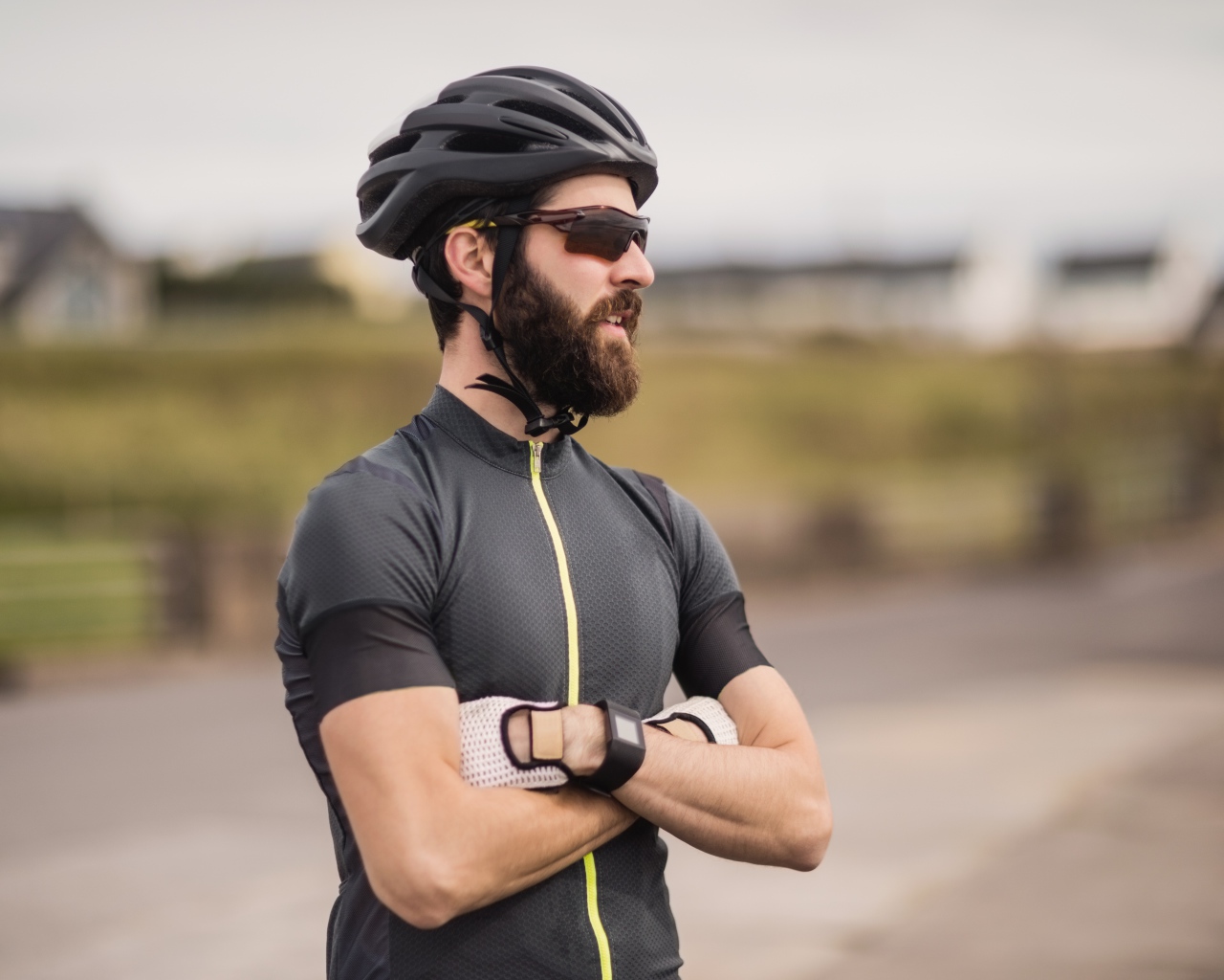 Мужчина велосипедист в черном шлеме 